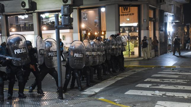 marcha de jubilados: la policia motorizada desalojo a un grupo de manifestantes y hay un efectivo herido