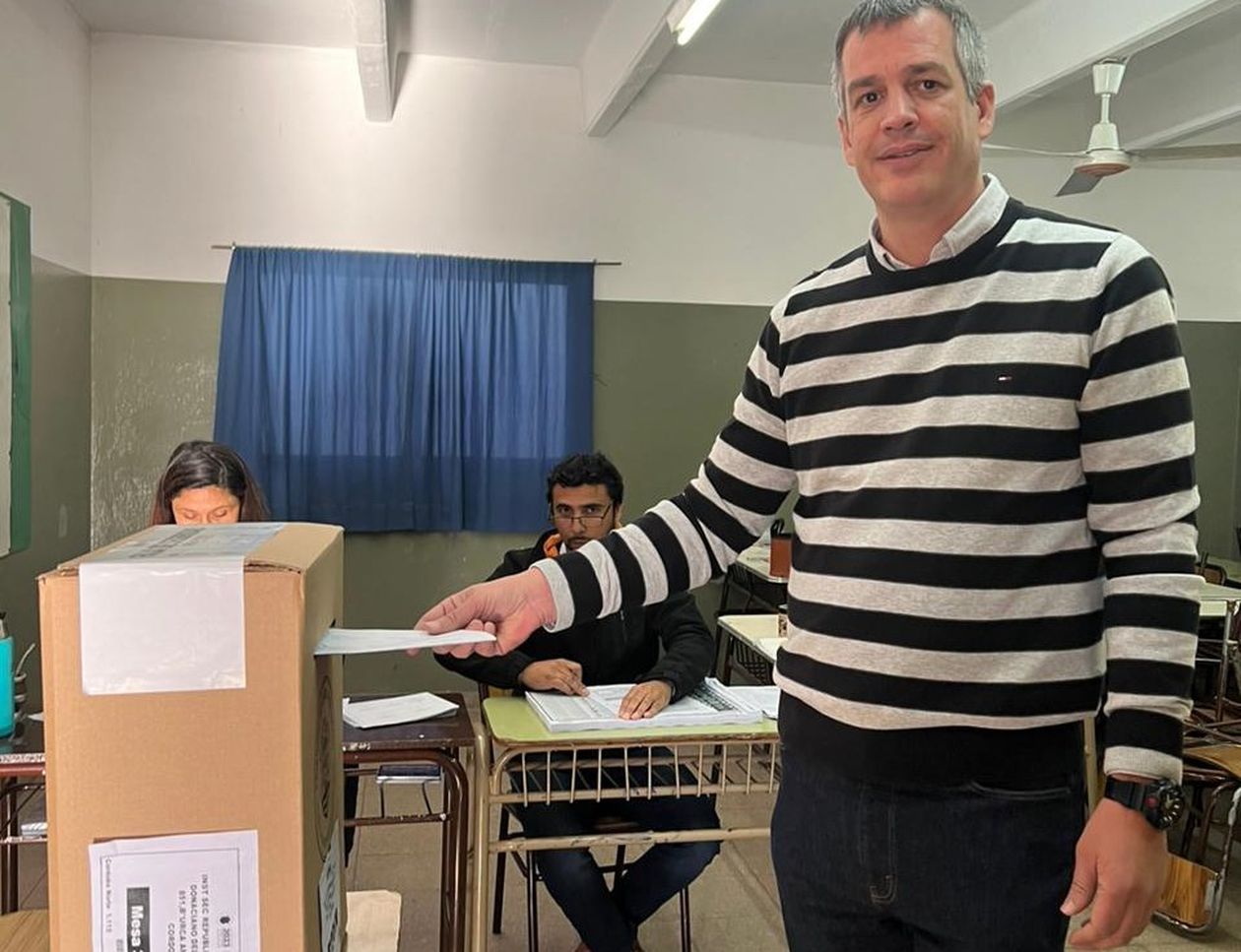 Agustín Spaccesi vota en la elección que lo depositó en la Unicameral cordobesa.&nbsp;