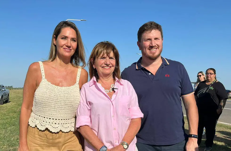 Carolina Losada, Patricia Bullrich y Federico Angelini en una visita de la precandidata presidencial a Santa Fe.