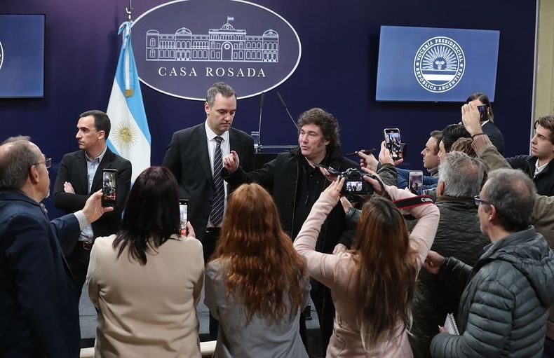 Javier Milei y el exvocero Manuel Adorni en la sala de conferencias de la Casa Rosada, cuando todavía podían entrar periodistas.
