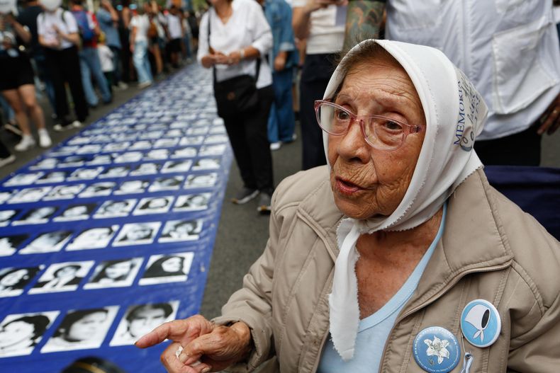 Las Madres de Plaza de Mayo, Elia Espen y Taty Almeida; la referente de Abuelas, Estela de Carlotto, y el Nobel de la Paz, Adolfo Pérez Esquivel, están a cargo de leer el documento de cierre de la marcha. Foto: Victoria Gesualdi.