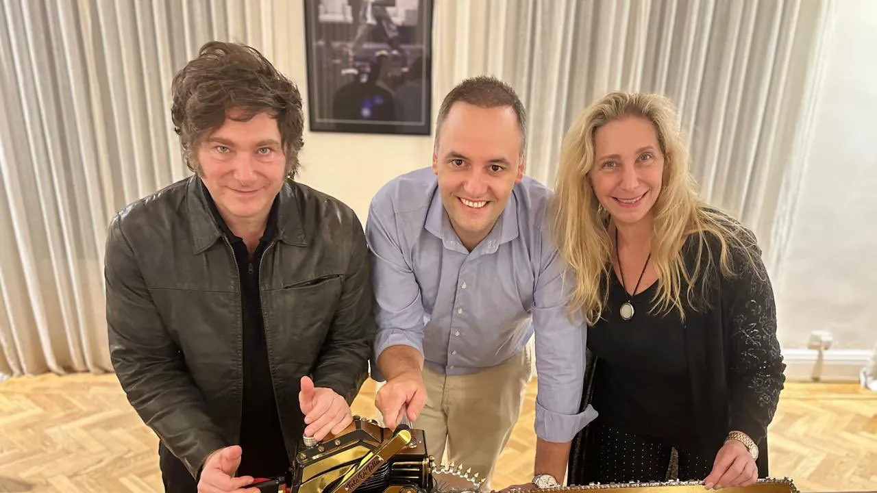 Javier Milei, Manuel Adorni y Karina Milei.