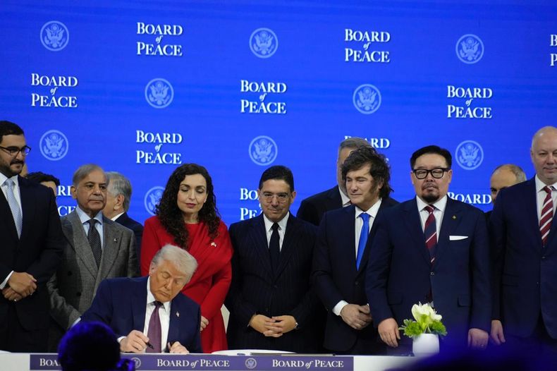 Javier Milei asiste a la firma de la Junta de la Paz, la ONU blue de Donald Trump.