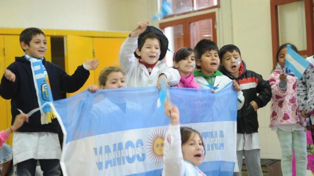 tras 17 dias sin clases, de lucia tuitea fotos de los chicos mirando el partido de argentina