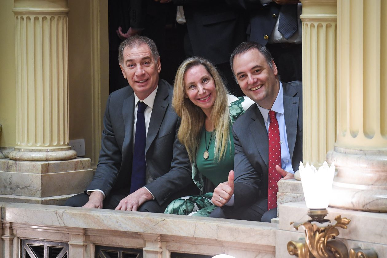 Diego Santilli, Karina Milei y Manuel Adorni, en el Senado.&nbsp;