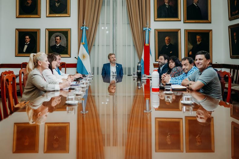 El gobernador Rogelio Frigerio con senadores del PJ de Entre Ríos. Fue en ocasión que el Ejecutivo les adelantó los parámetros del proyecto de presupuesto 2005.