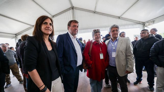De izquierda a derecha. Marcela González Abdala, Alberto Weretilneck, Laura Alves y Alejandro Pozas, en la flamante inauguración de una sede de la Cooperativa de Electricidad Bariloche. 