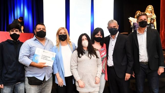 en la plata, magario y ferraresi entregaron creditos casa propia