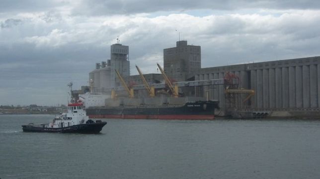 feroz disputa por el manejo de puerto quequen que vidal aun no resuelve