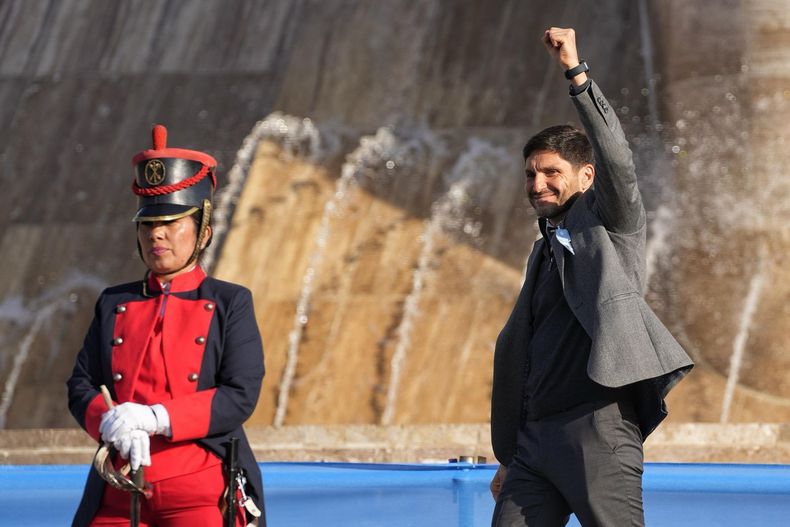Maximiliano Pullaro inauguró la obra del Monumento y evitó confrontar con Milei antes de su visita a Rosario