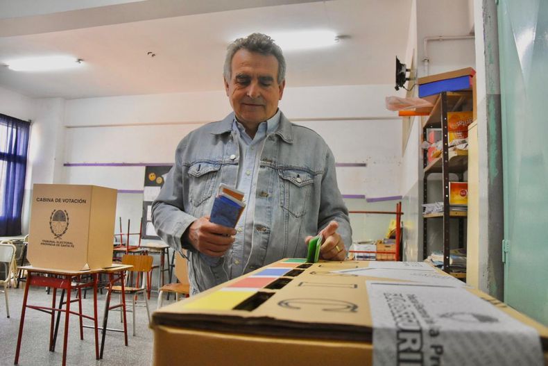 El candidato a vicepresidente de UP, Agustín Rossi, votó en Rosario (Foto: Maia Sacco)