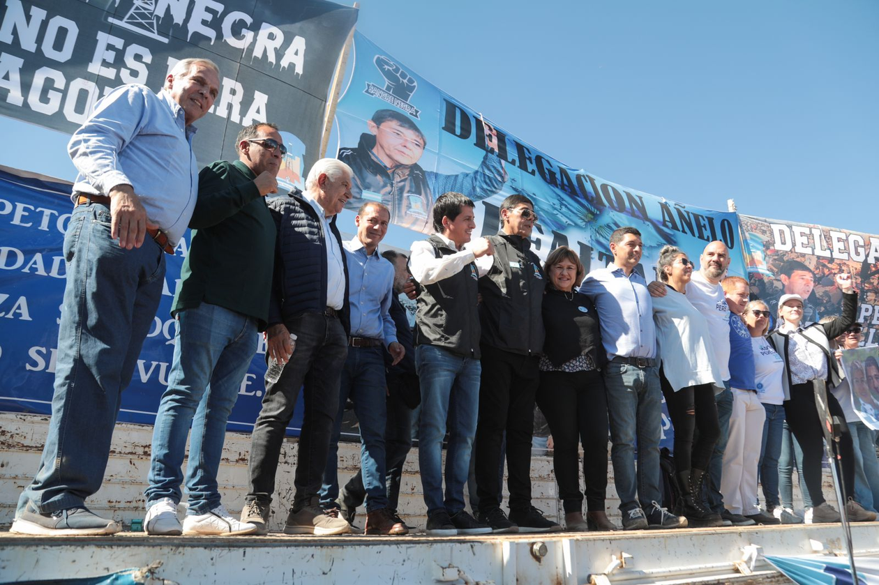 En el cierre de Añelo. Sapag y la plana mayor del Movimiento Popular Neuquino (MPN).