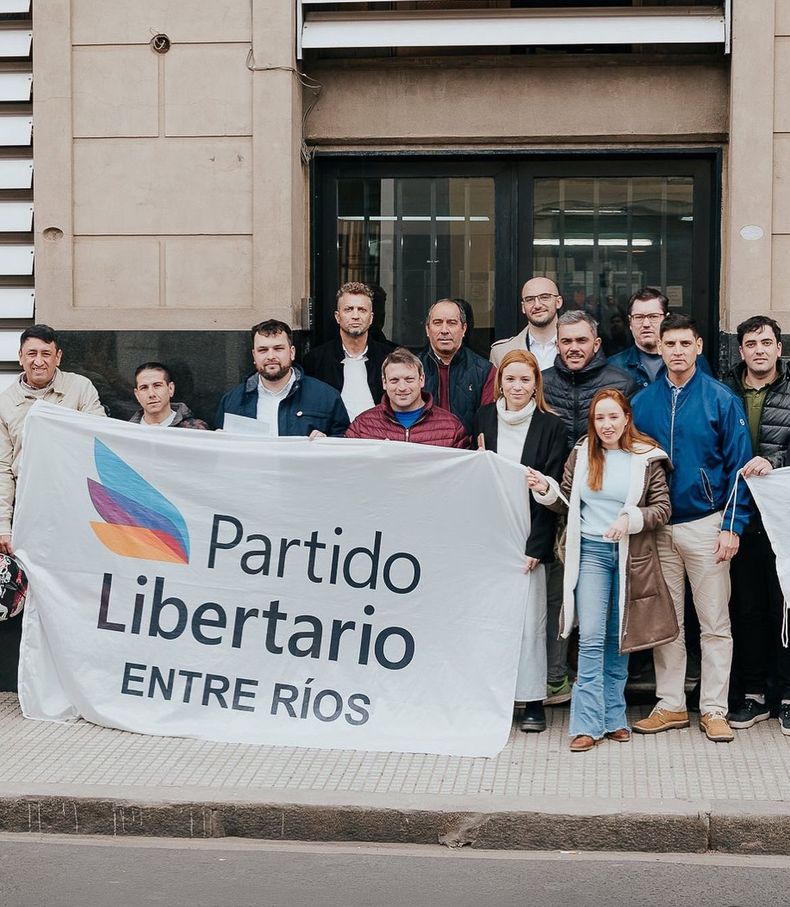 Dirigentes del Partido Libertario de Entre Ríos frente a la Justicia electoral al momento de que les parueben las adhesiones.