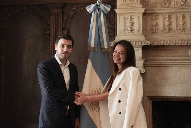 El gobernador de Chubut, Ignacio Torres, saluda a Sandra Pettovello durante la firma del acuerdo en abril.&nbsp;