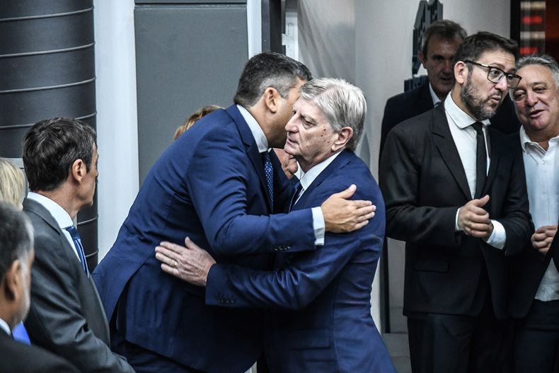 El gobernador de La Pampa, Sergio Ziliotto, saluda a Paly Bensusán. A sus espaldas, los diputados ultravernistas Hernán Pérez Araujo y Daniel Lovera. FOTO: www.radiokermes.com