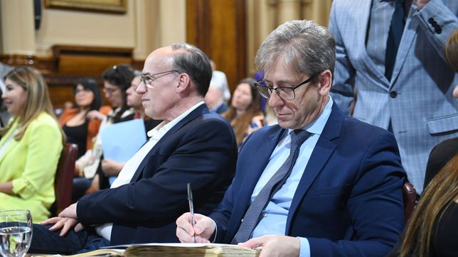 El presidente del bloque de la UCR del Senado, Eduardo Vischi, junto al vicepresidente, Pablo Blanco. Sus propuestas traban la ley ómnibus.