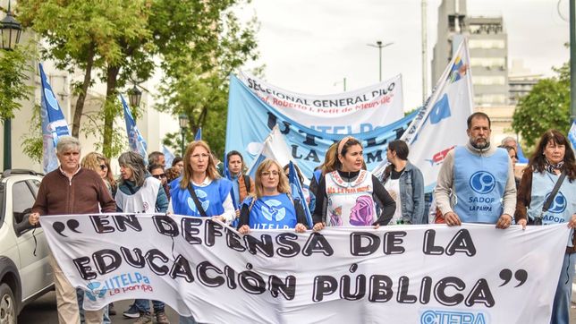 El gremio que agrupa a la mayoría de la docencia de La Pampa, en la calle y otra vez en paro. Escala el enfrentamiento con el gobierno. FOTO: www.radiokermes.com