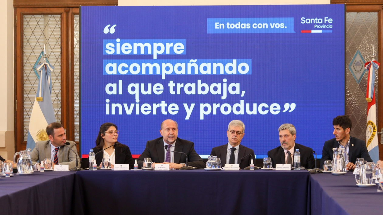 El gobernador Perotti y el ministro de Economía Walter Agosto en ocasión de presentar el proyecto de ley.&nbsp;