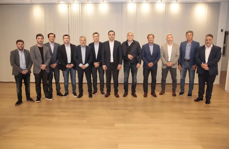 Ignacio Torres protagonizó como jefe territorial electo el encuentro de gobernadores y llevó también a su vice,&nbsp; el radical Gustavo Menna.
