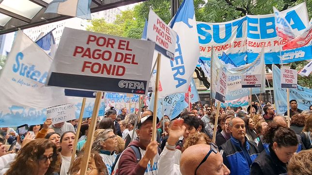 Gremios de docentes, estatales y médicos salieron a respaldar el reclamo de Kicillof por los fondos previsionales