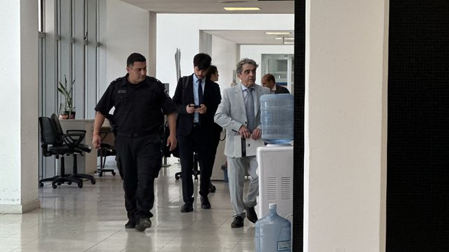 El senador Armando Traferri entra a la sala de audiencia en el Centro de Justicia Penal.