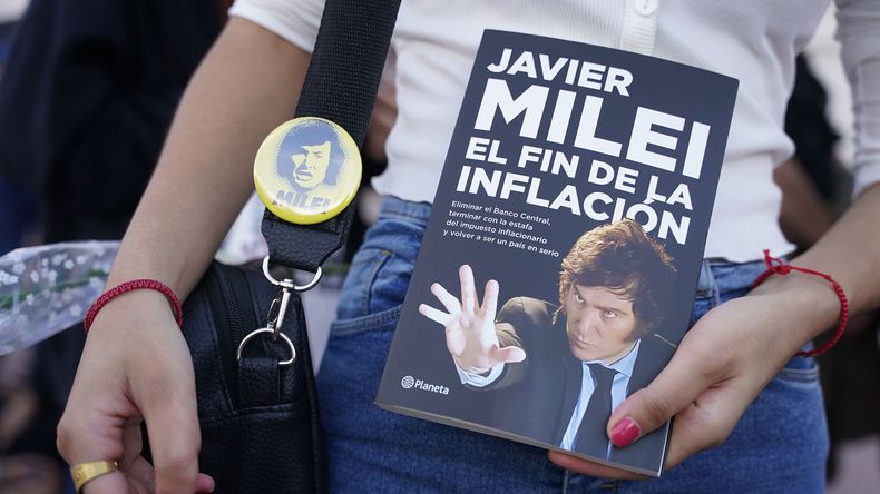 Una joven con un ejemplar del último libro de Javier Milei