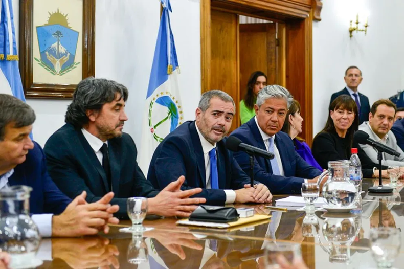 El intendente Carlos Saloniti, el ministro Gustavo Fernández Capiet y el gobernador Rolando Figueroa.