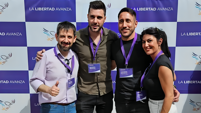 A la izquierda, Juan Pablo Patterer, el jefe libertario en La Pampa, junto a Julio Jamad, Nicolás Boschi y Soledad Boschi.  