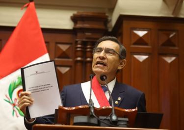 Vizcarra disolvió el Congreso y este respondió con su suspensión