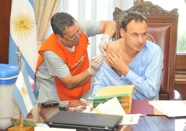 La Plata: Bruera vacunará puerta a puerta