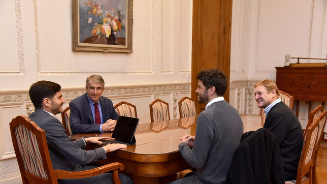 El gobernador Maximiliano Pullaro recibió a Juan Monteverde el lunes en la sede de Casa de Gobierno.