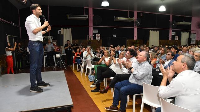 Maximiliano Pullaro da el discurso frente a quinientos radicales con el que abriría las puertas a Pablo Javkin, que observa en primera fila.