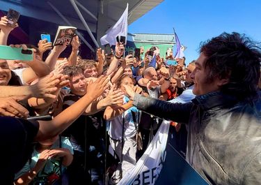 Javier Milei en Santa Fe: entre gazebos rotos y detenidos, otro paso de campaña fallido