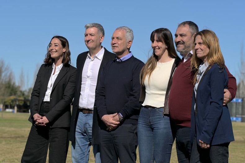 Dirigentes de distintos sectores del peronismo junto a Julio Alak.