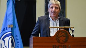 Toto Caputo testea a los mercados con bonos&nbsp; en dólares para reconfigurar la estrategia de deuda.&nbsp;