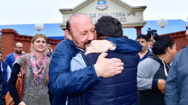 Gildo Insfrán y un abrazo con los vecinos de su Laguna Blanca natal, después de votar.