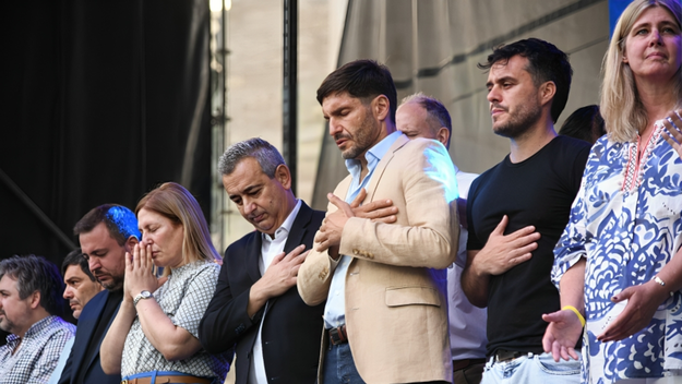 Scaglia, Javkin y Pullaro en la multitudinaria marcha organizada por elevangelismo de Santa Fe