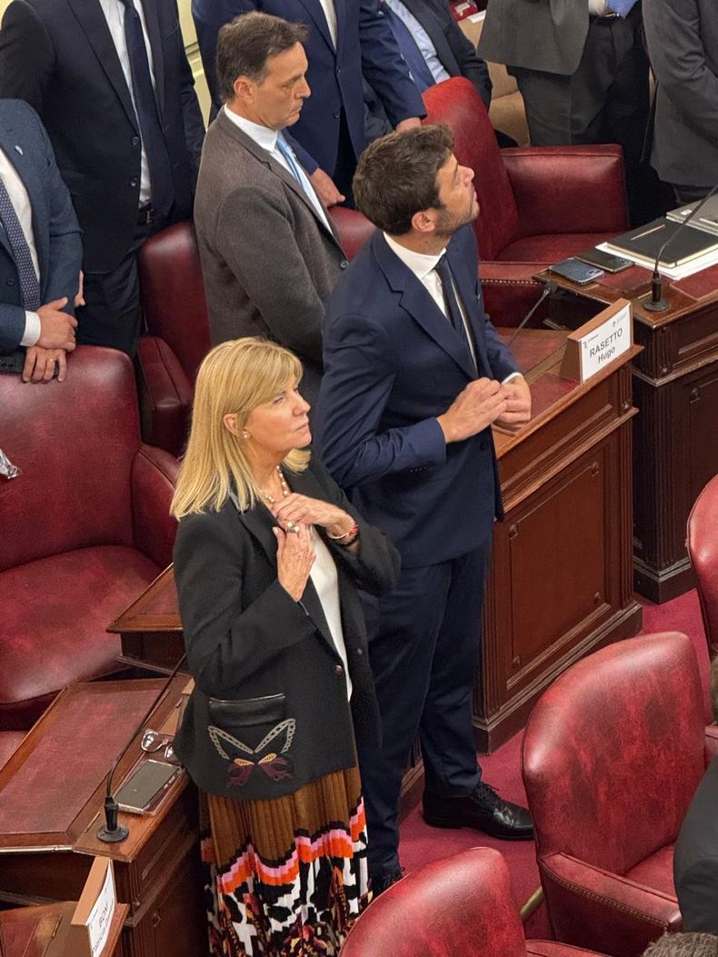 Algunos convencionales frente a sus bancas porque no entraban parados detrás de ellas.