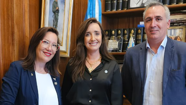 Victoria Villarruel, Brenda Buchiniz y Francisco Sánchez. La interna libertaria se traslada a Neuquén.