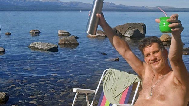 El concejal barilochense Leandro Costa Brutten, principal opositor a Walter Cortés, disfrutando de unos mates en el lago Nahuel Huapi.&nbsp;