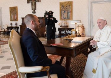Debut y despedida papal en la grieta con sermón a larga distancia