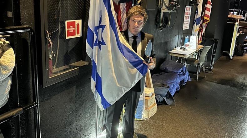 Javier Milei posando con la bandera de Israel.