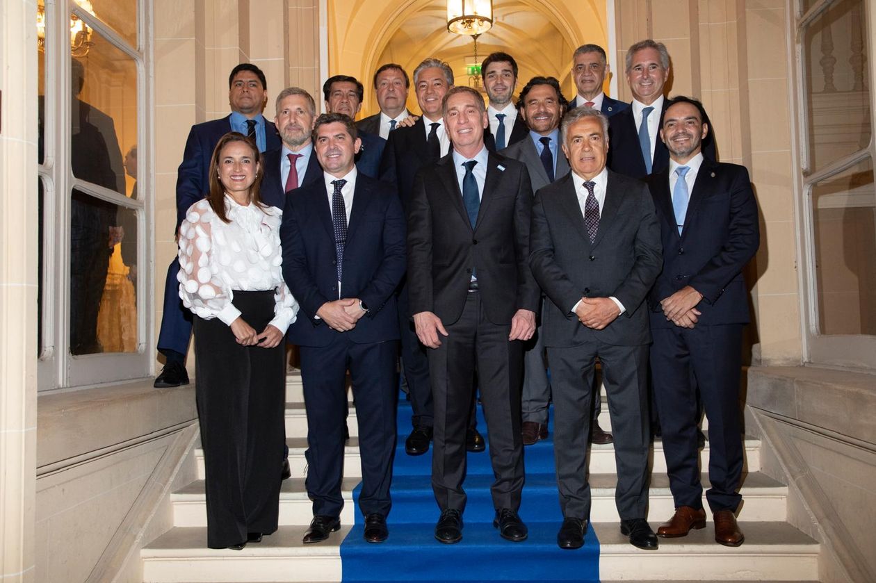 Diego Santilli, junto a gobernadores. 