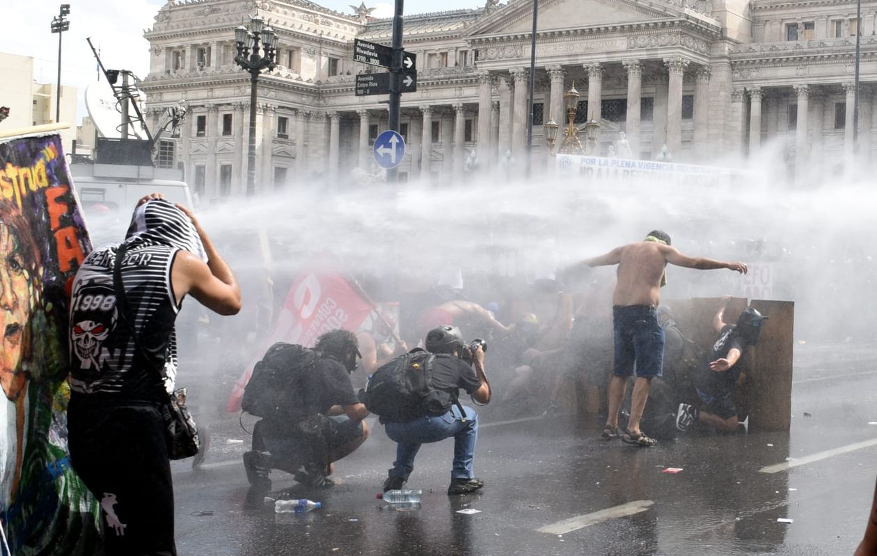 Incidentes frente al Congreso en la marcha contra la reforma laboral.