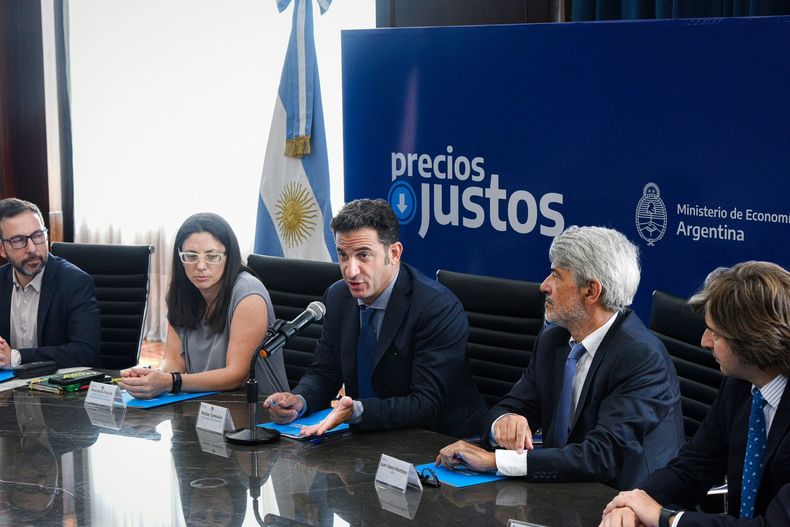 Matías Tombolini dando detalles del programa Precios Justos