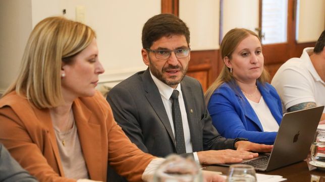 Vicegobernadora Gisela Scaglia, el gobernador Maximiliano Pullaro y la ministra de Igualdad y Desarrollo Humano María Victoria Tejeda.