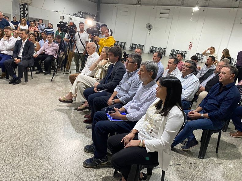 Secretarios y secretarias de Juan Pablo Poletti en la oficialización del gabinete.
