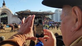 Con el campo reunido en La Rural, la AFIP busca la cosecha retenida