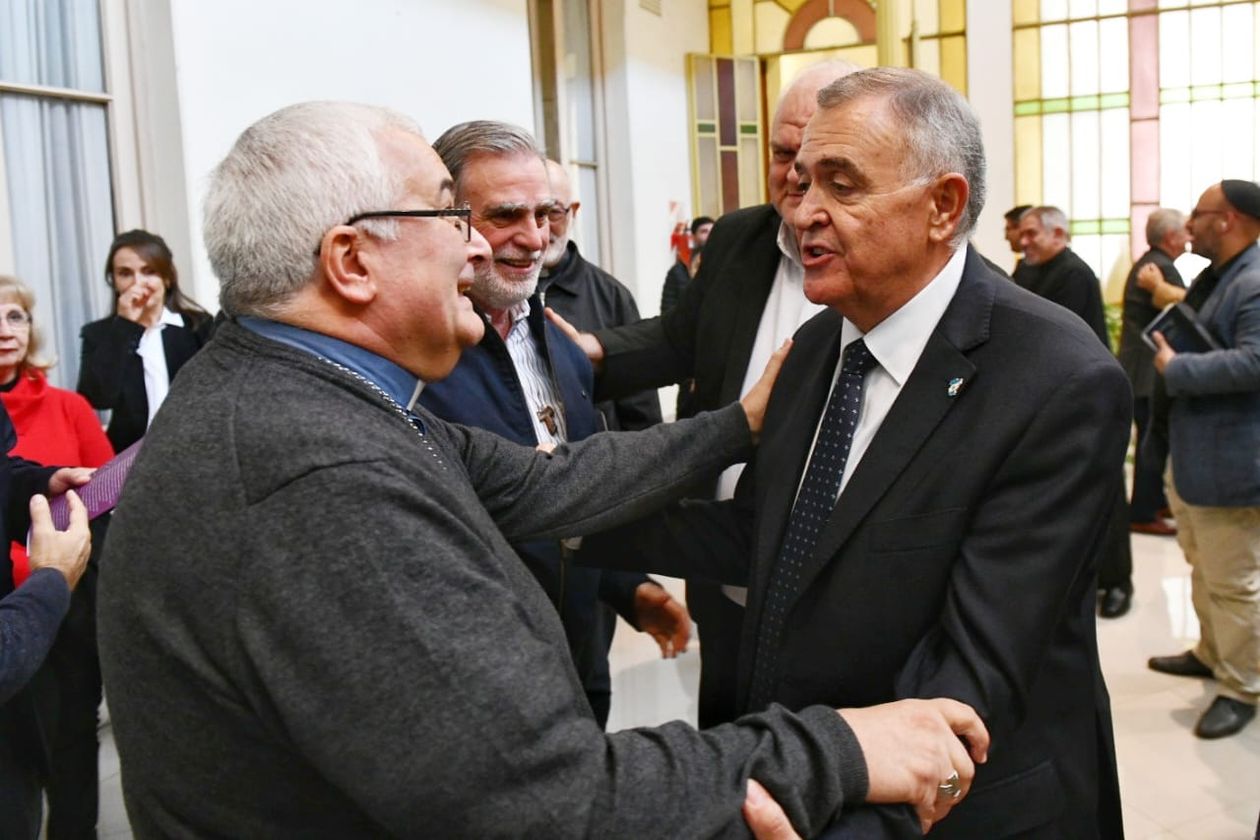 El vicegobernador Osvaldo Jaldo saluda al arzobispo Carlos Sánchez en la sede de la curia tucumana.