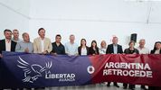El gobernador Rogelio Frigerio junto a los candidatos y las candidatas de Alianza La Libertad Avanza.